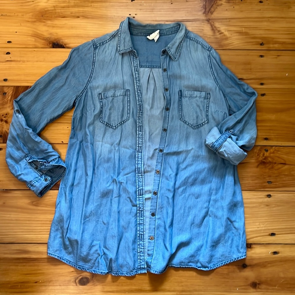 LED Lux Essential Denim Chambray shirt. Size Medium.